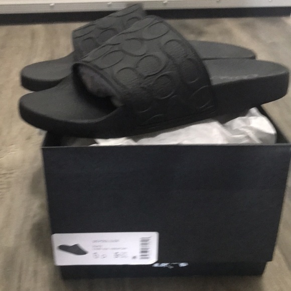 Coach Signature Slide - Picture 2 of 16